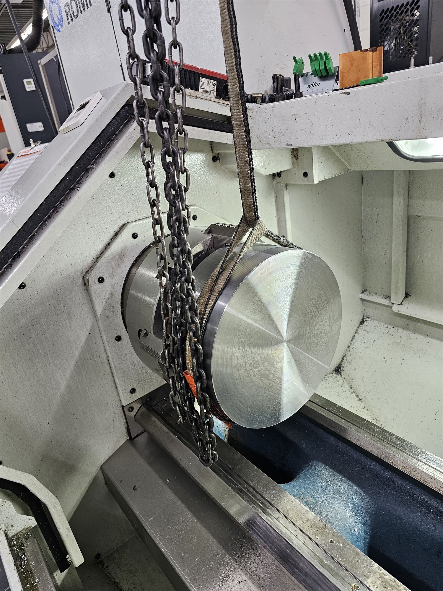 Large punch holder for the fine blanking industry