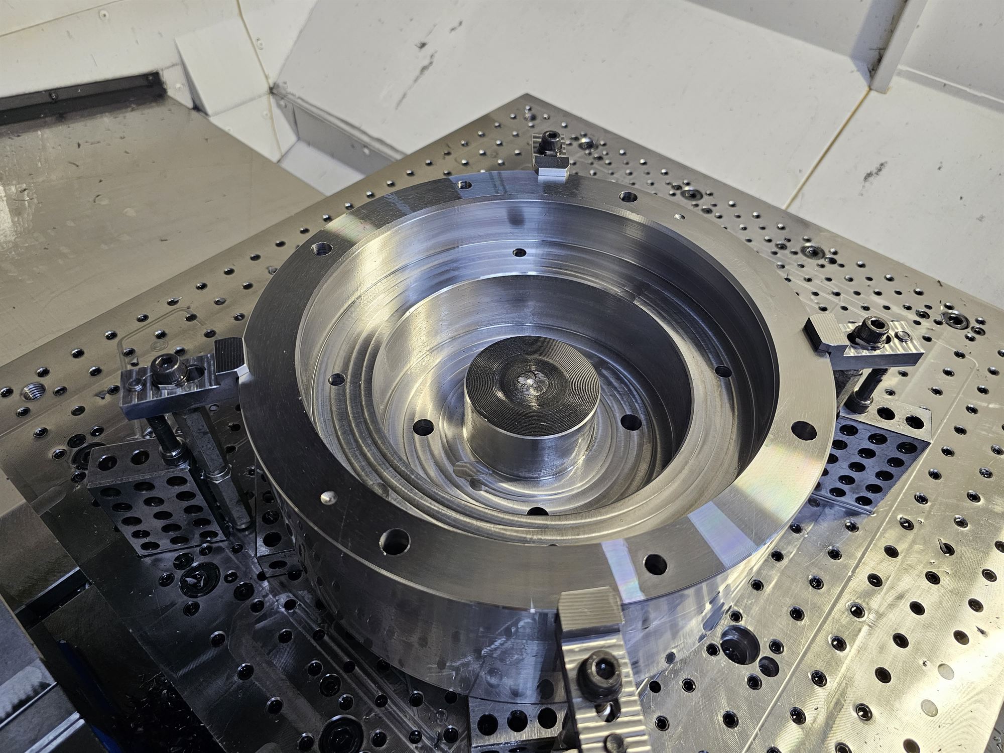 Punch holder indicated on a machine table