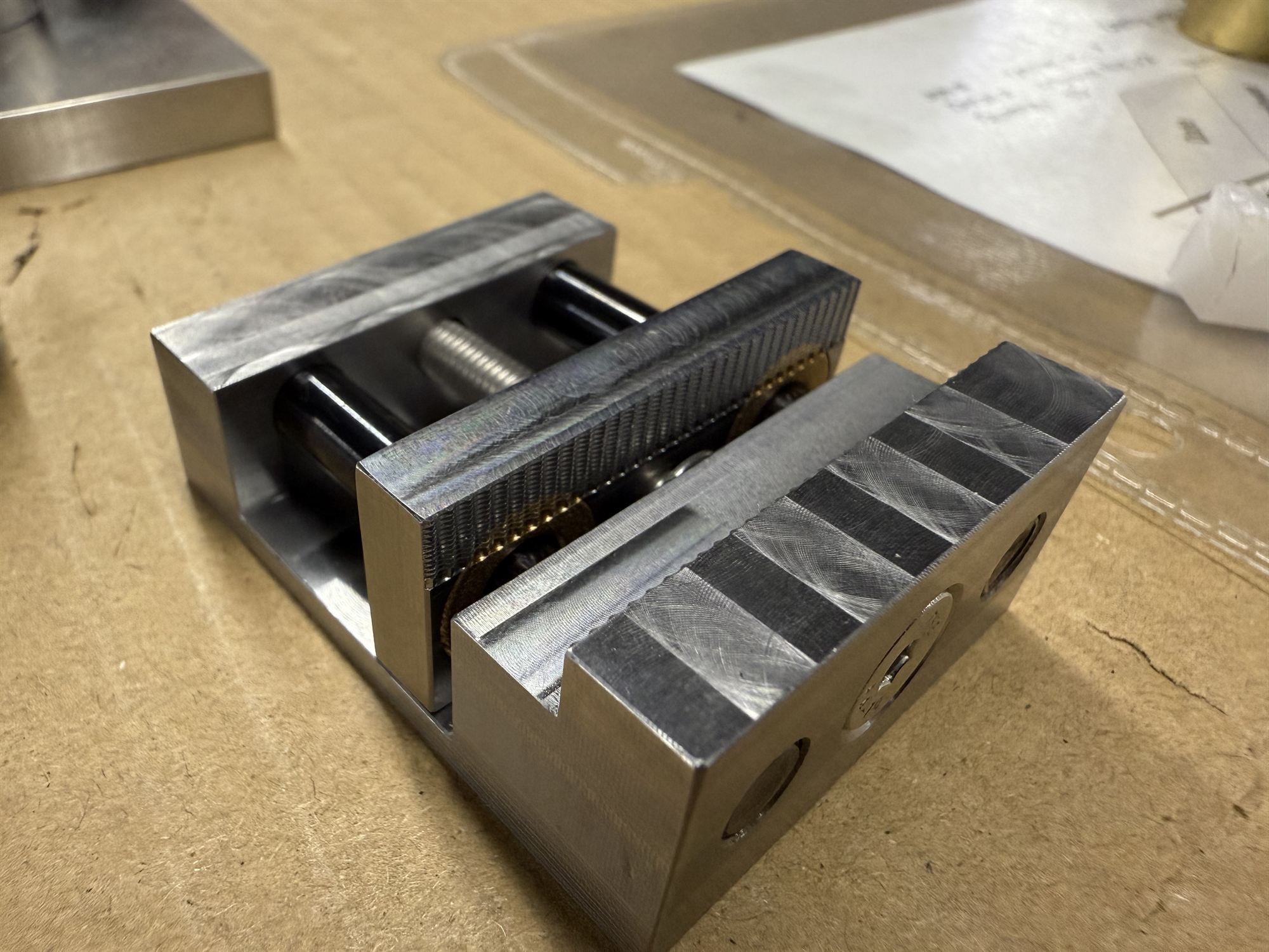 Tool-steel vise for holding plastic microtome samples