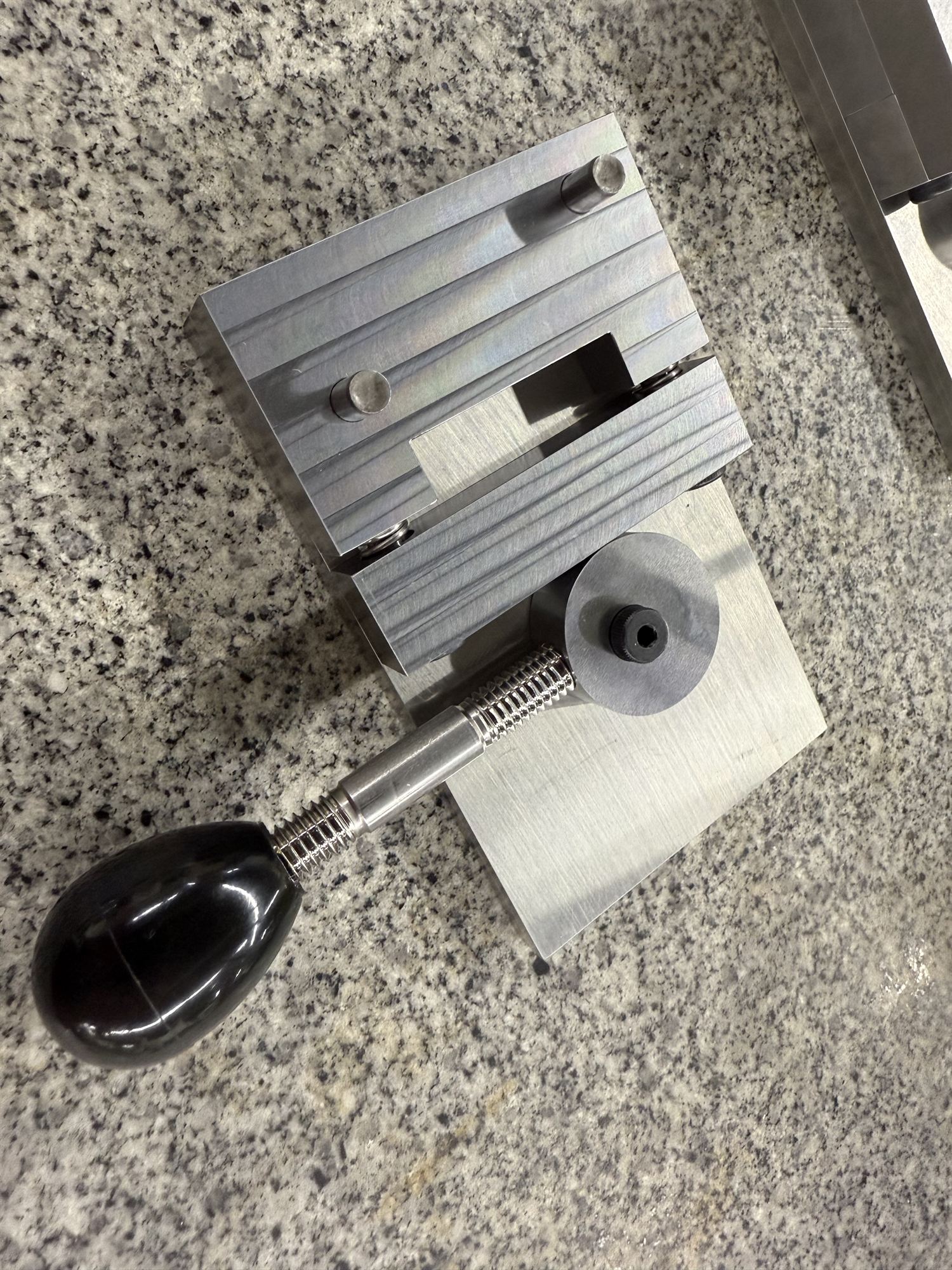 Fixture that heats and holds a plastic test bar
